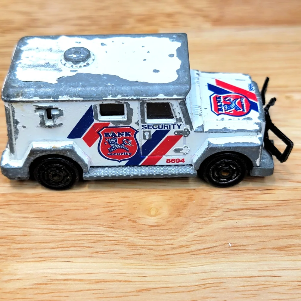 Majorette 204 White Blue Bank Security Toy Jeep 8694Brand: MajoretteVehicle M‎
